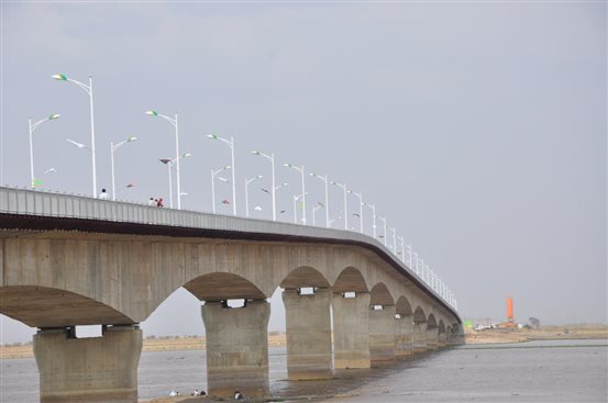 2、中铁十八局集团承建的苏丹杜威姆大桥荣获苏丹政府颁发的”桥梁建设优质奖“（伍振 周升昂 提供摄 ）