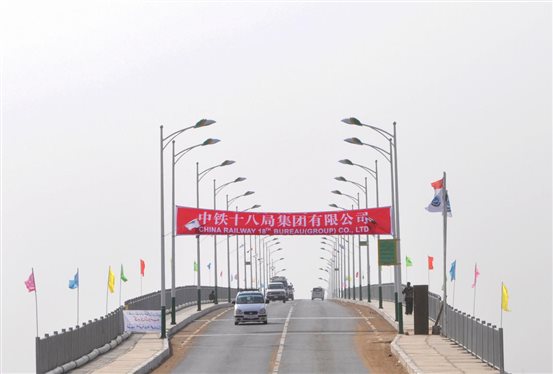 3、中铁十八局集团承建的苏丹杜威姆大桥荣获苏丹政府颁发的”桥梁建设优质奖“（伍振 周升昂 提供 ）