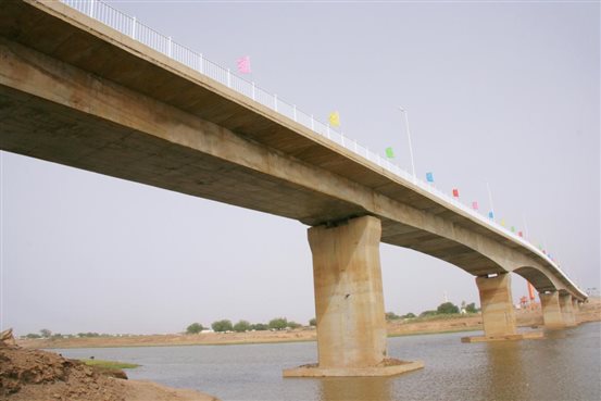 6、中铁十八局集团国际公司承建的苏丹鲁法大桥荣获苏丹政府颁发的”桥梁建设优质奖“（伍振 张世丹提供）